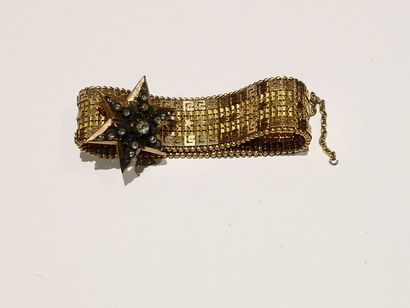 null Bracelet manchette souple en or jaune (750°/°°) et une broche étoile en or rose...