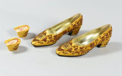 null Hélène ARPELS

Magnifique paire d'escarpins du soir en satin vieille or, ornées...