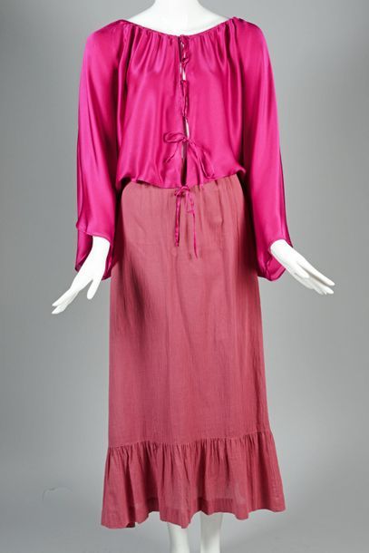 null Giorgio ARMANI, Anonyme

Ensemble composé d'un crop-top oversize en soie fushia...