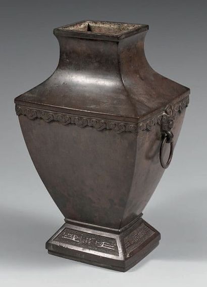 CHINE Vase de forme balustre et carrée fanghu en bronze à pa­tine brune, l'épaulement...