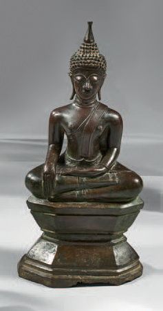 LAOS Grande figurine en bronze à patine brune repré­sentant le bouddha assis en position...