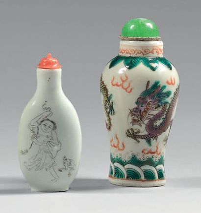 CHINE Petit vase balustre en porcelaine émaillée poly­chrome à décor de dragons à...