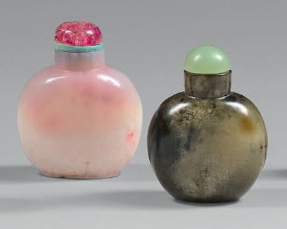 CHINE Deux flacons tabatière, l'un en quartz teinté rose, l'un en néphrite grise...