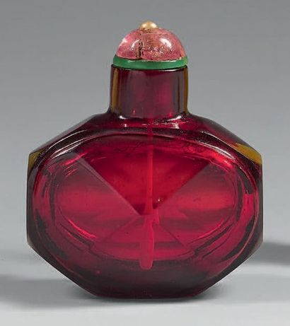 CHINE Flacon tabatière à facettes en verre un rouge rubis translucide. Bouchon en...