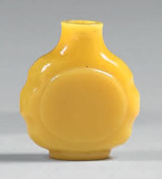 CHINE Flacon tabatière miniature de forme arron­die en verre jaune orné de médaillon...