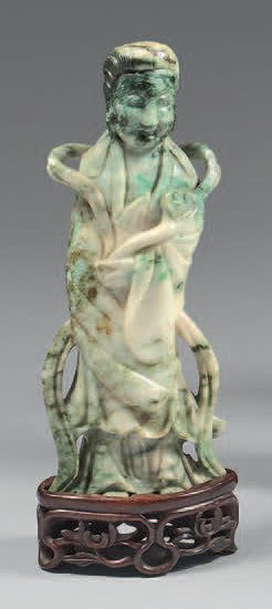 CHINE Statuette de Guanyin en serpentine céladon et blanche, debout tenant un sceptre...
