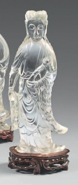 CHINE Statuette de Guanyin debout en cristal de roche, tenant un sceptre ruyi dans...