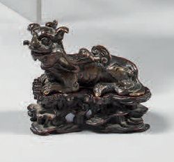 CHINE Figurine en bronze à patine brune représentant une chimère (lion bouddhique)...