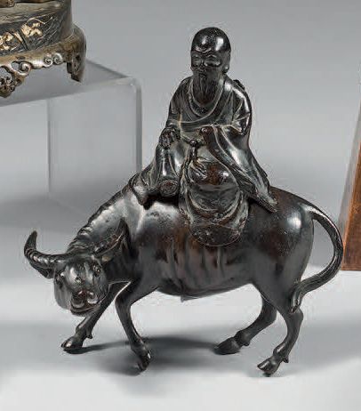CHINE Brûle-parfum en bronze à patine brune en forme de Shoulao assis sur son buffle.
XIXème...