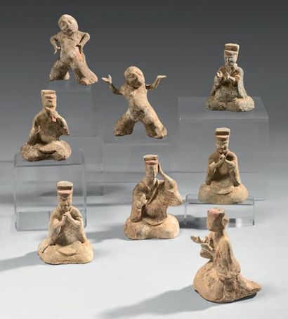 CHINE Ensemble comprenant huit statuettes, dont deux bouffons l'un aux mains levées,...