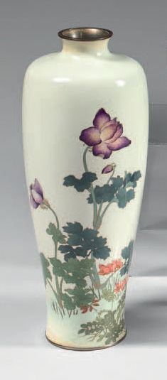 JAPON Grand vase de forme balustre en émaux peints et cloisonnés sur cuivre à fond...