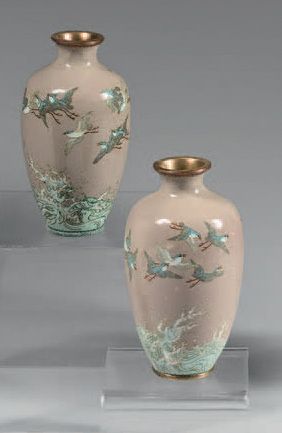 JAPON Paire de vases balustres en cuivre et émaux cloisonnés à décor d'oiseaux volant...