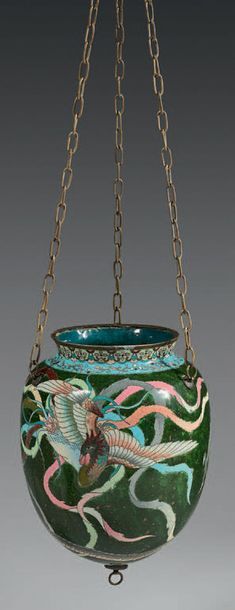 JAPON Vase à suspension en cuivre et émaux cloisonnés à décor de dragon et phénix...