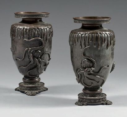 JAPON Paire de vases tripodes en forme de jarre en bronze à patine brune décoré en...