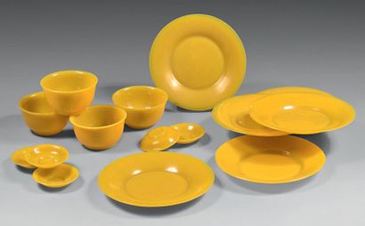 CHINE Ensemble en verre de PÉKIN à fond jaune com­prenant six petits plats circulaires,...