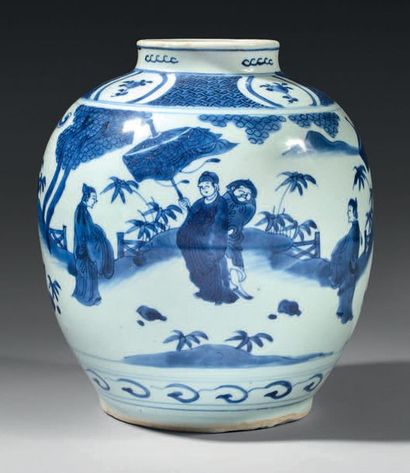 CHINE Jarre (guan) en porcelaine de forme ovoïde, dé­corée en bleu sous couverte...