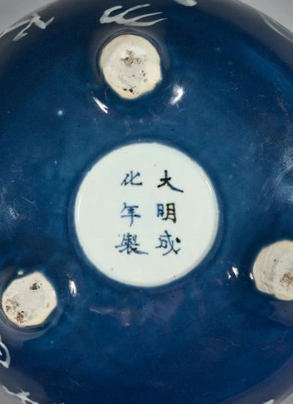CHINE Coupe à encens en porcelaine de forme circulaire repo­sant sur trois pieds...