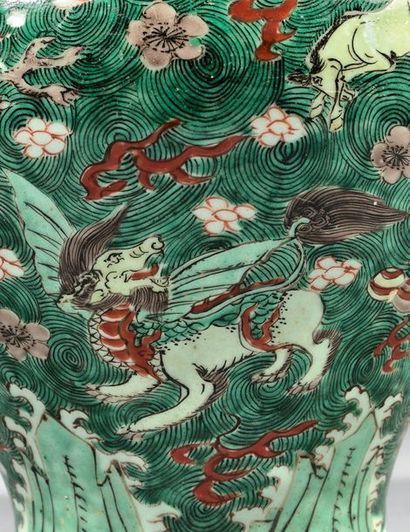 CHINE Potiche couverte en porcelaine de forme balustre décorée en émaux polychrome...