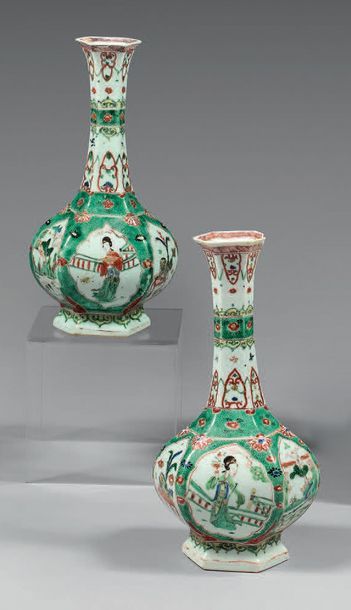 CHINE Paire de vases hexagonaux à col ouvert en porcelaine émaillée polychrome de...