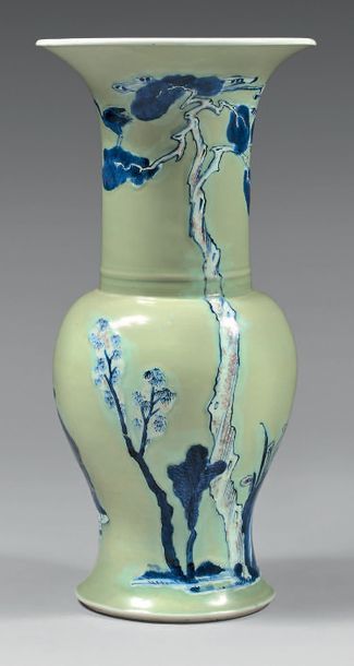 CHINE Vase de forme cornet en porcelaine émaillée céladon, à décor en bleu et rouge...