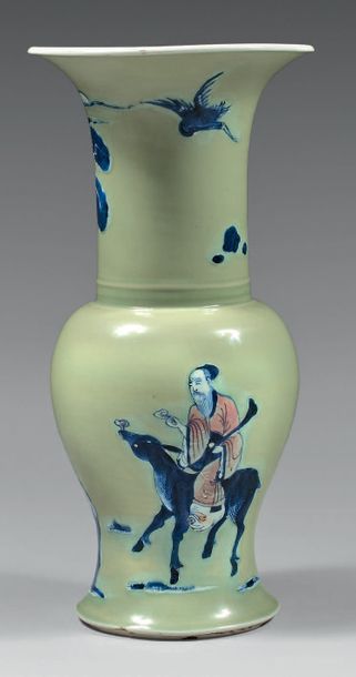 CHINE Vase de forme cornet en porcelaine émaillée céladon, à décor en bleu et rouge...