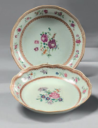 CHINE Deux coupes et deux assiettes à décor divers de fleurs. XVIIIème siècle (fêles...