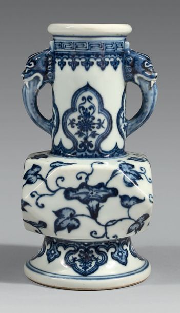 CHINE Vase en porcelaine de forme balustre à large piédouche, la panse carrée à pans...