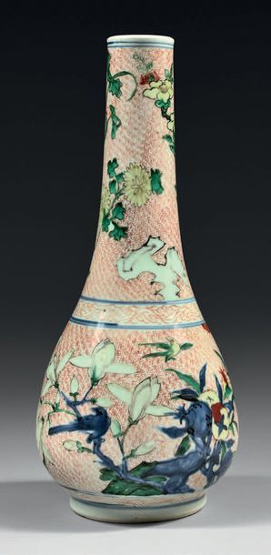 CHINE Vase de forme bouteille à long col étroit en porcelaine décoré en émaux polychromes...