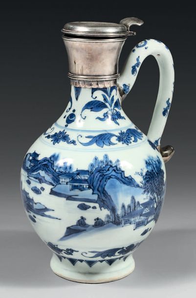 CHINE Verseuse de forme balustre en porcelaine, décorée en bleu sous couverte d'un...