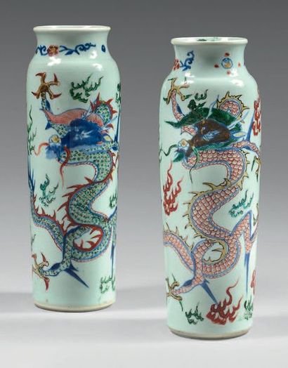 CHINE Deux vases rouleaux pouvant faire paire, décorés en émaux polychromes wucaï...