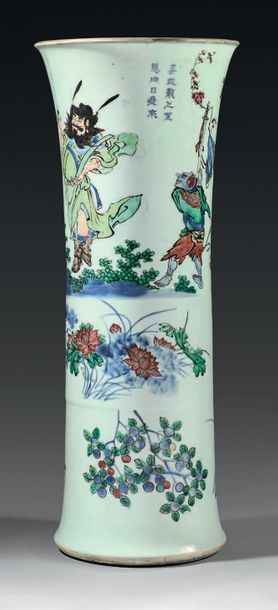 CHINE Grand vase cornet décoré en émaux polychromes wucaï sur le thème de Zhong Kui,...