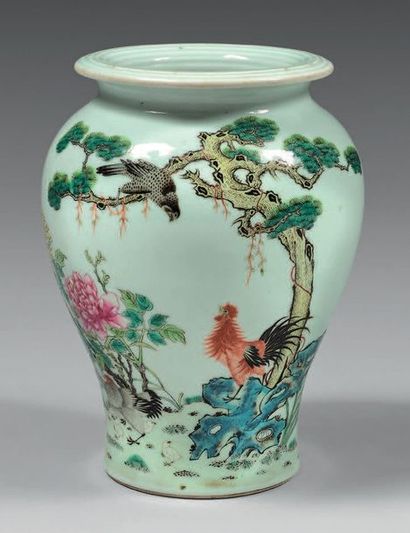 CHINE Beau vase de forme balustre dans le style impérial, décoré en émaux de la famille...