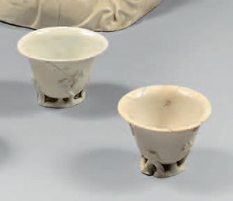 CHINE Deux petites coupes à libation en porcelaine émaillée blanche représentant...