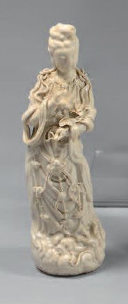 CHINE Trois figurines en porcelaine émaillée blanche repré­sentant des immortels...