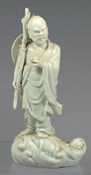 CHINE Trois figurines en porcelaine émaillée blanche repré­sentant des immortels...