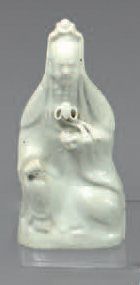 CHINE Figurine en porcelaine dit blanc de Chine représentant la déesse GUANYIN assise...