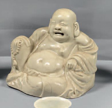 CHINE Figurine en porcelaine émaillée blanche représentant un bouddha assis tenant...