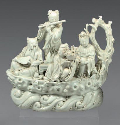 CHINE Groupe en porcelaine émaillé blanc représentant des personnages du panthéon...