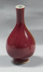 CHINE Petit vase bouteille en porcelaine à couverte mono­chrome "peachbloom" (fleur...