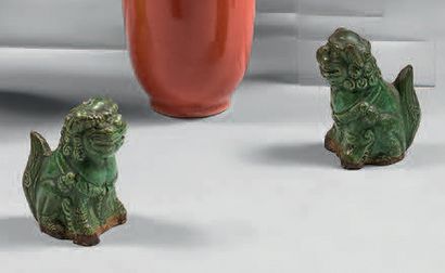 CHINE Paire de petites figurines représentant des chiens de Fô en terre vernissée...
