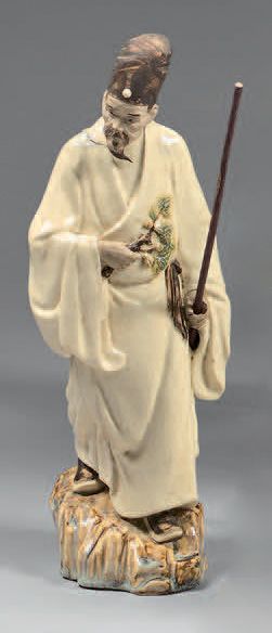 CHINE, grès de SHIWAN Figurine en grès émaillé, représentant un dignitaire debout...