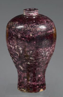 CHINE Vase Meiping en grès à couverte monochrome violet aubergine dite "flambé glaze".
XIXème...