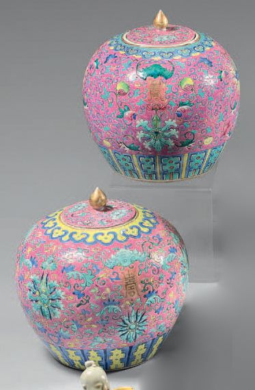 CHINE Paire de pots à gingembre couverts en porce­laine de forme ovoïde à fond rose,...