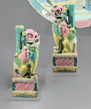 CHINE Paire de figurines en porcelaine décorées en émaux de la famille rose, représentant...