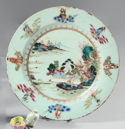 CHINE Plat circulaire en porcelaine décoré en émaux de la famille rose d'un paysage...