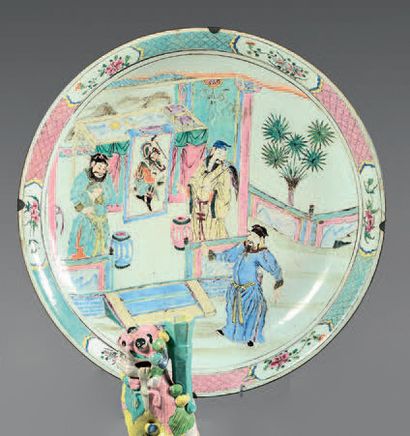 CHINE Grande coupe circulaire en porcelaine décorée en émaux de la famille rose de...