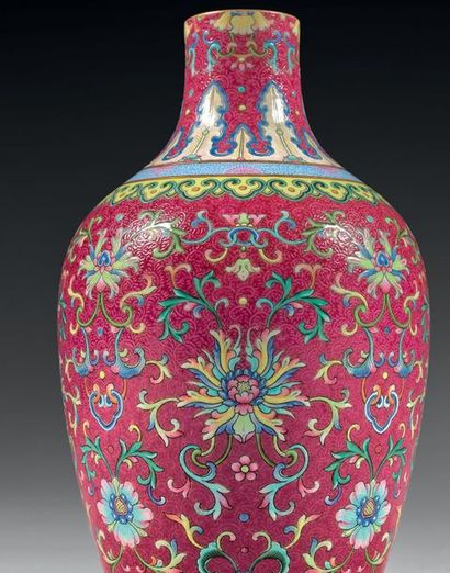 CHINE Vase balustre en porcelaine émaillée polychrome à décor de fleurs de lotus...