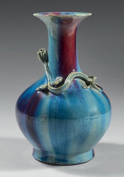 CHINE Vase de forme balustre décor flammé orné d'une chimère en léger relief à la...