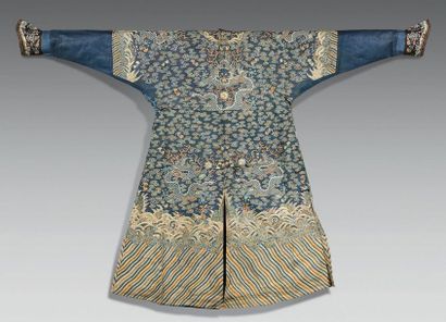 CHINE Robe en soie bleue tissée aux fils dorés et poly­chromes (kesi) de neuf dragons...