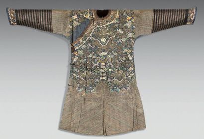 CHINE Robe en soie bleue tissée aux fils dorés et polychromes (kesi) de neuf dragons...